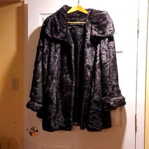 Jones New York, fabulous faux fur jacket in excellent condition. ⚫️